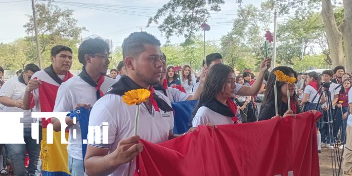 Foto: Estudiantes conmemoran su día con ofrendas en Managua/TN8 Foto: Estudiantes conmemoran su día con ofrendas en Managua/TN8