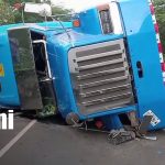 Rastra cargada con material para cemento se vuelca en la Panamericana Sur Foto: Rastra se vuelca en carretera Panamericana Sur/TN8