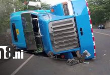 Foto: Rastra se vuelca en carretera Panamericana Sur/TN8