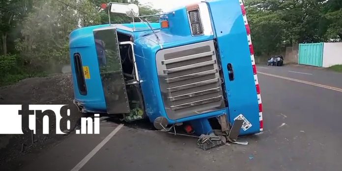 Foto: Rastra se vuelca en carretera Panamericana Sur/TN8