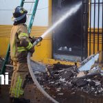 Voraz incendio destruye tres viviendas y daña otras dos en la ciudad de León Foto: Voraz incendio destruye tres viviendas y daña otras dos en la ciudad de León/TN8