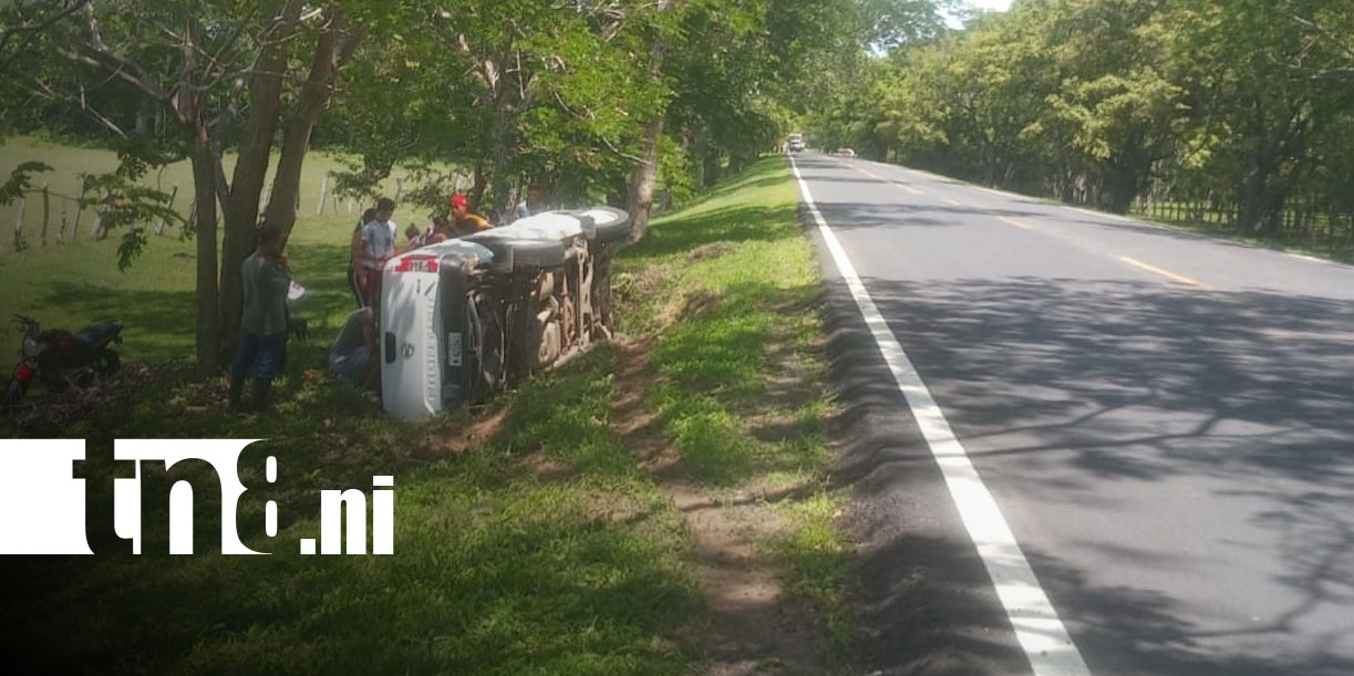 Foto: Por esquivar un perro, mexicano quedó volcado a orillas de la carretera en Rivas / TN8