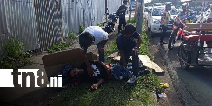 Foto: Hombre sufre convulsiones en plena vía pública en Managua/TN8