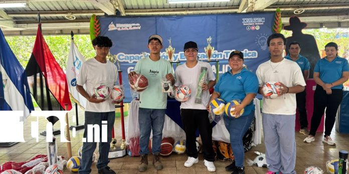 Foto: Estudiantes de Chinandega reciben nuevo utilaje deportivo gracias a INATEC/TN8