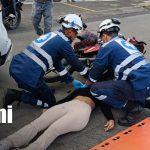 Foto: Motociclista queda lesionada tras fuerte impacto en Managua/TN8
