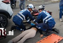 Motociclista resulta lesionada tras impactar contra la parte trasera de un vehículo en Managua Foto: Motociclista queda lesionada tras fuerte impacto en Managua/TN8
