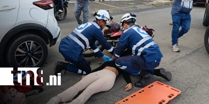 Foto: Motociclista queda lesionada tras fuerte impacto en Managua/TN8