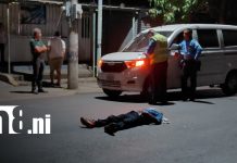 Impacto lo dejó tendido en la vía: peatón resulta herido en accidente de tránsito Foto: Peatón queda gravemente herido luego de que un microbús lo atropellara/TN8