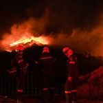 Incendio fuera de control obliga a evacuar a miles de personas en Grecia Foto: Miles evacúan mientras un gigantesco incendio arrasa parte de la isla de Creta/Cortesía