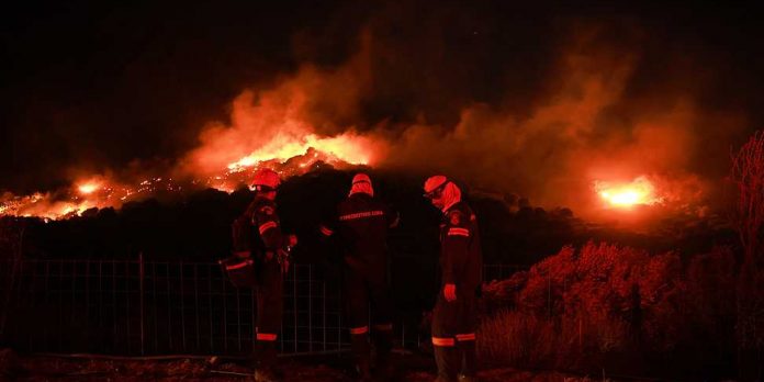 Foto: Miles evacúan mientras un gigantesco incendio arrasa parte de la isla de Creta/Cortesía
