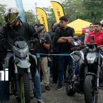 Aficionados al motociclismo viven pruebas de manejo en la CF Moto Experience