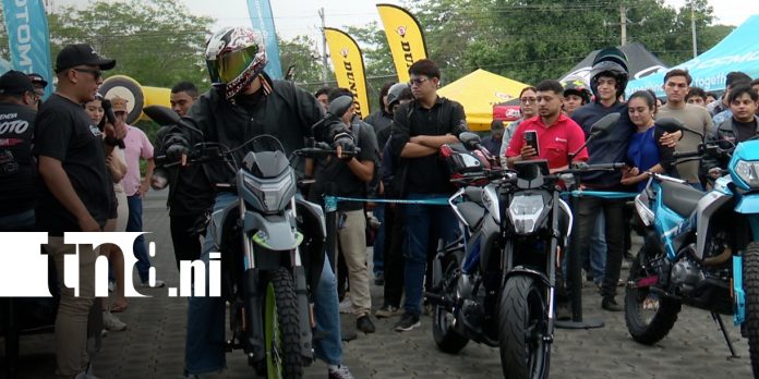 3 Aficionados al motociclismo viven pruebas de manejo en la CF Moto Experience