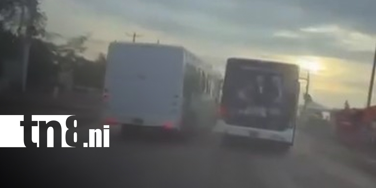 Foto: Conductor imprudente arriesga a pasajeros en Managua/TN8