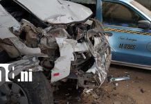 Camioneta fuera de control destruye venta y daña tres vehículos en Managua Foto: Camioneta fuera de control destruye venta y daña tres vehículos en Managua/TN8
