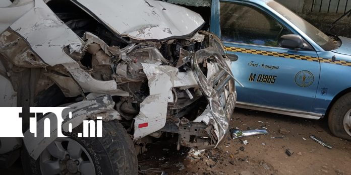 3 Foto: Camioneta fuera de control destruye venta y daña tres vehículos en Managua/TN8