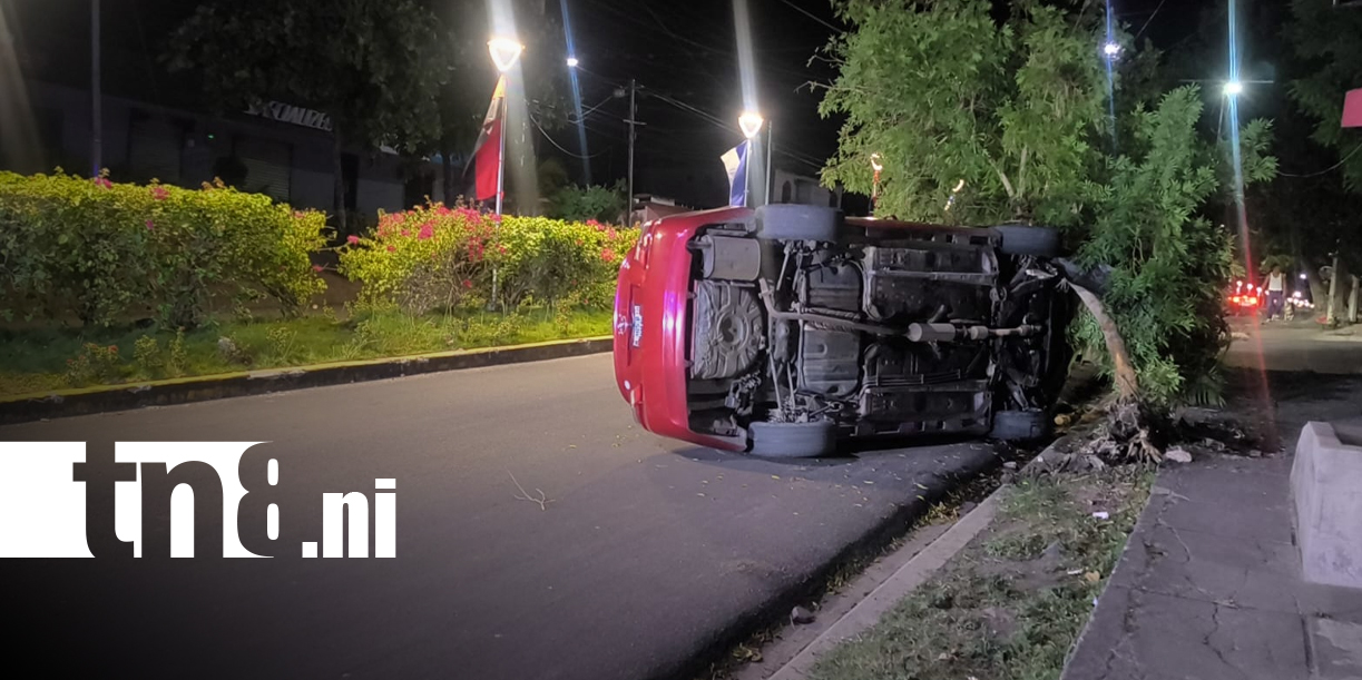 Foto: Conductor habría vencido por el sueño y terminó volcando su vehículo en Estelí/TN8