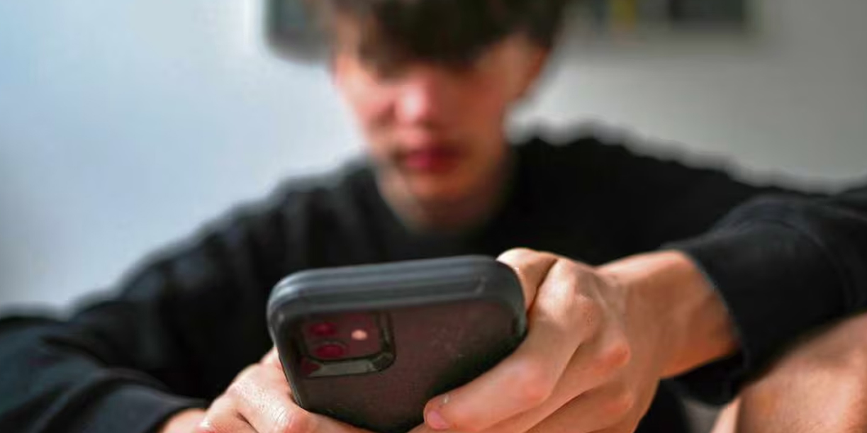 Foto: Francia aprueba ley para restringir redes sociales a menores/Cortesía