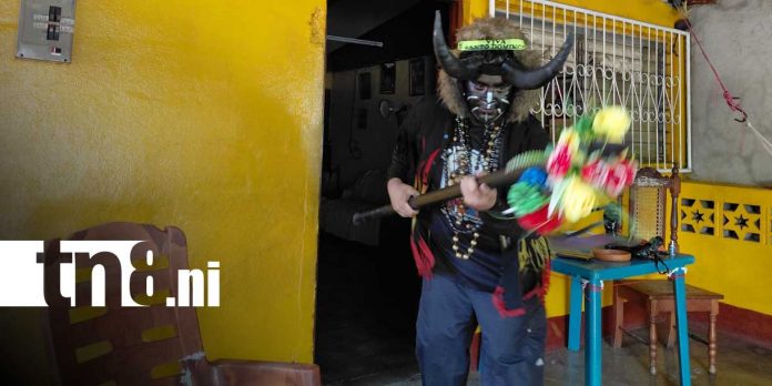Foto: Fe y tradición con el Diablito Negro en Santo Domingo/TN8