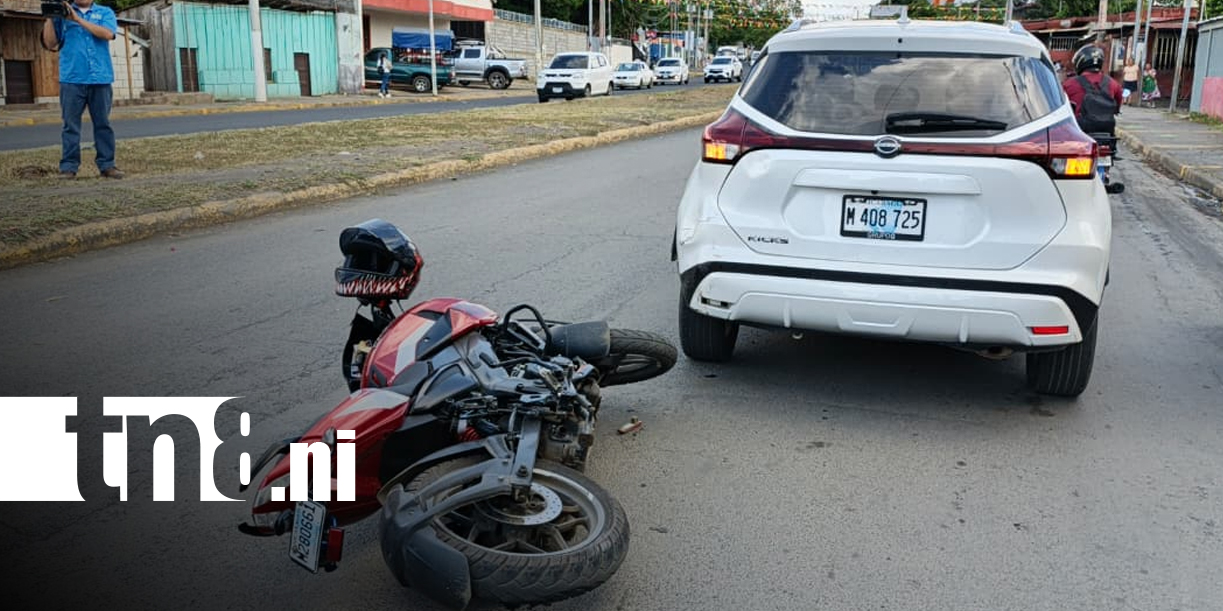 Foto: Motociclista queda lesionada tras fuerte impacto en Managua/TN8