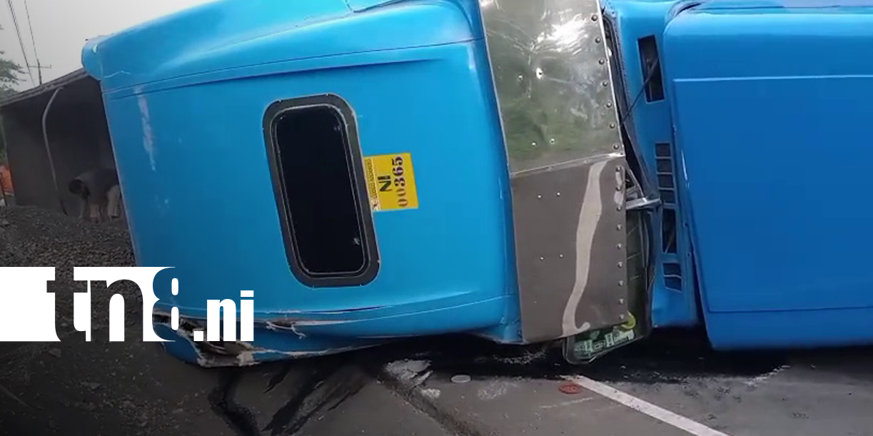 Foto: Rastra se vuelca en carretera Panamericana Sur/TN8