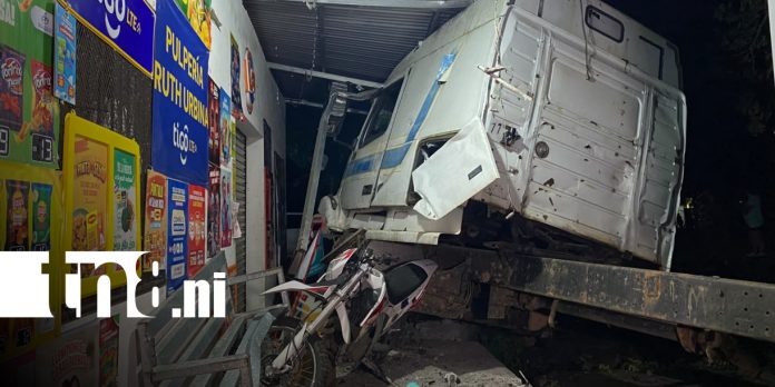 Foto: Cabezal impacta en negocio en carretera Boaco-Managua/TN8 Foto: Cabezal impacta en negocio en carretera Boaco-Managua/TN8
