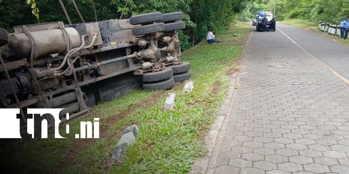 Foto:Accidente en Carazo: camión no logró subir una pendiente y terminó volcado/TN8