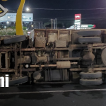 Foto: Vuelco de camión en la Rotonda Hugo Chávez, en Managua / TN8