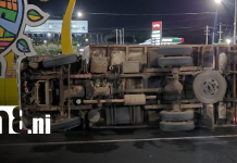 Managua: Conductor de 22 años sale ileso tras volcadura de camioncito repartidor de hielo Foto: Vuelco de camión en la Rotonda Hugo Chávez, en Managua / TN8