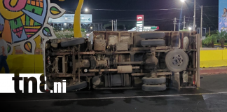 Foto: Vuelco de camión en la Rotonda Hugo Chávez, en Managua / TN8