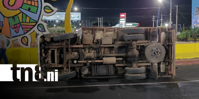 Foto: Vuelco de camión en la Rotonda Hugo Chávez, en Managua / TN8 Foto: Vuelco de camión en la Rotonda Hugo Chávez, en Managua / TN8