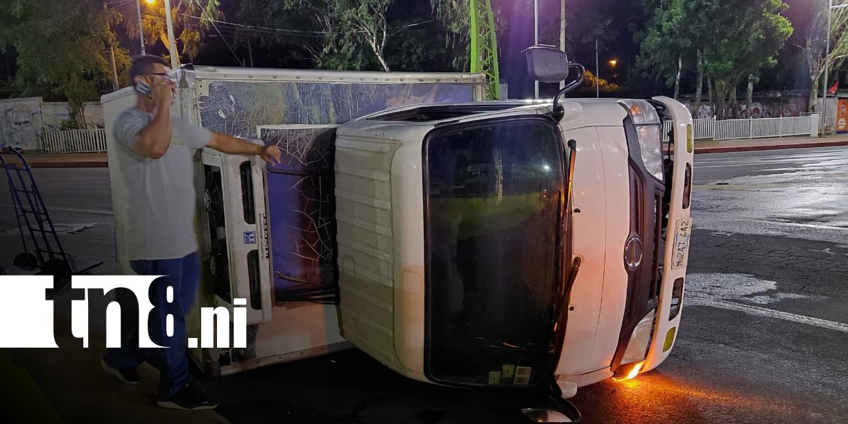 Foto: Vuelco de camión en la Rotonda Hugo Chávez, en Managua / TN8