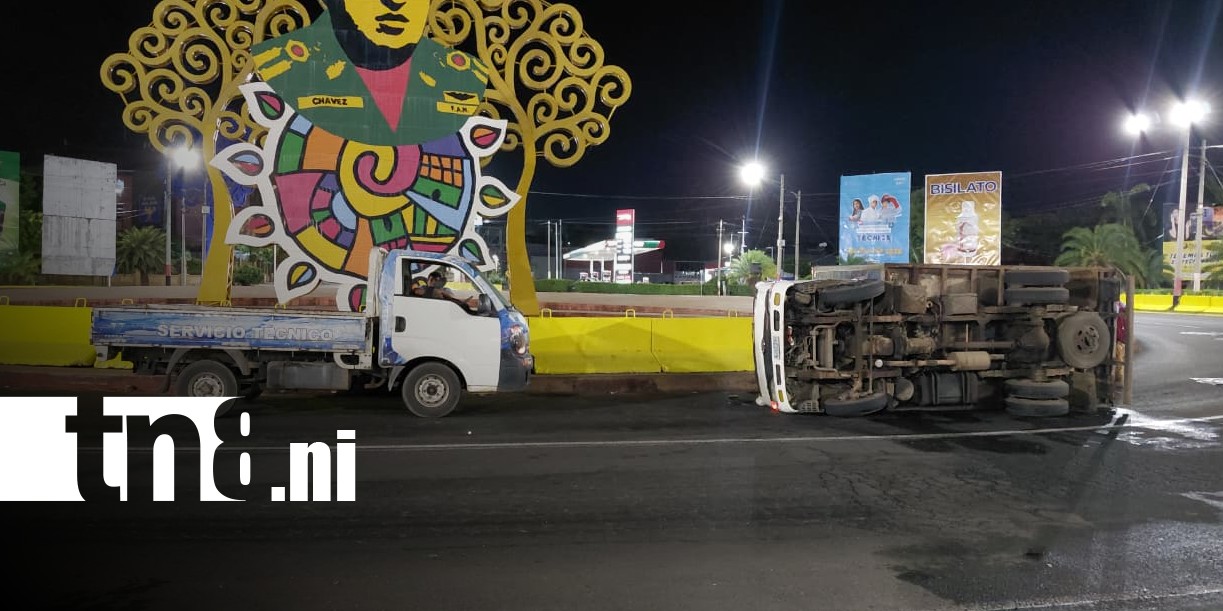 Foto: Vuelco de camión en la Rotonda Hugo Chávez, en Managua / TN8