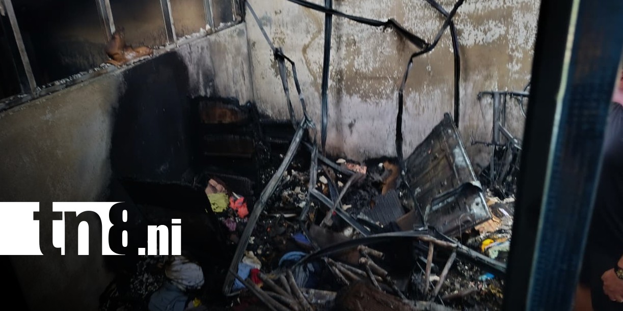 Foto: Bomberos evitan una tragedia mayor tras incendio que destruyó una casa en Managua/ TN8