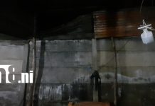 Rápida acción de vecinos frena incendio que amenazaba una casa en Managua Foto: Vecinos evitan tragedia al controlar incendio en una vivienda de Managua/TN8