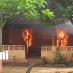 “No pude sacar nada”: incendio convierte en cenizas el hogar de una abuelita en Nindirí Foto: Voraz incendio deja sin hogar a una abuela en Nindirí /TN8