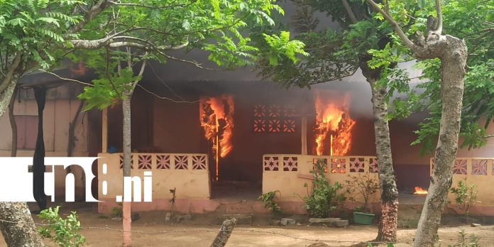 Foto: Voraz incendio deja sin hogar a una abuela en Nindirí /TN8