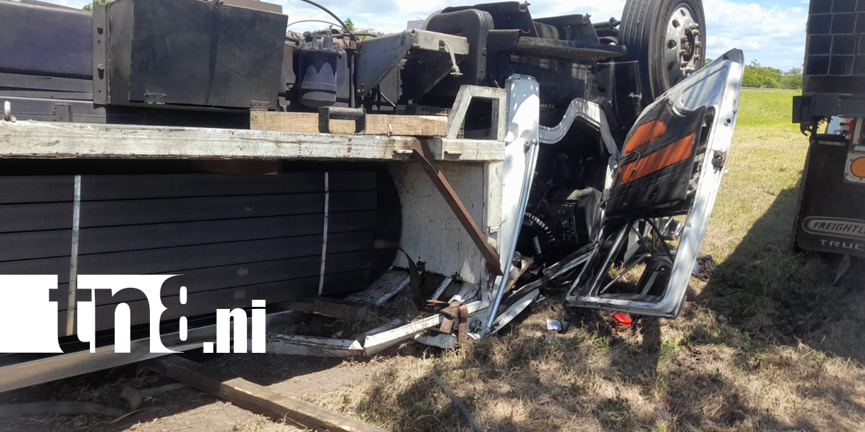 Foto: Susto en carretera a León: camión termina volcado /TN8