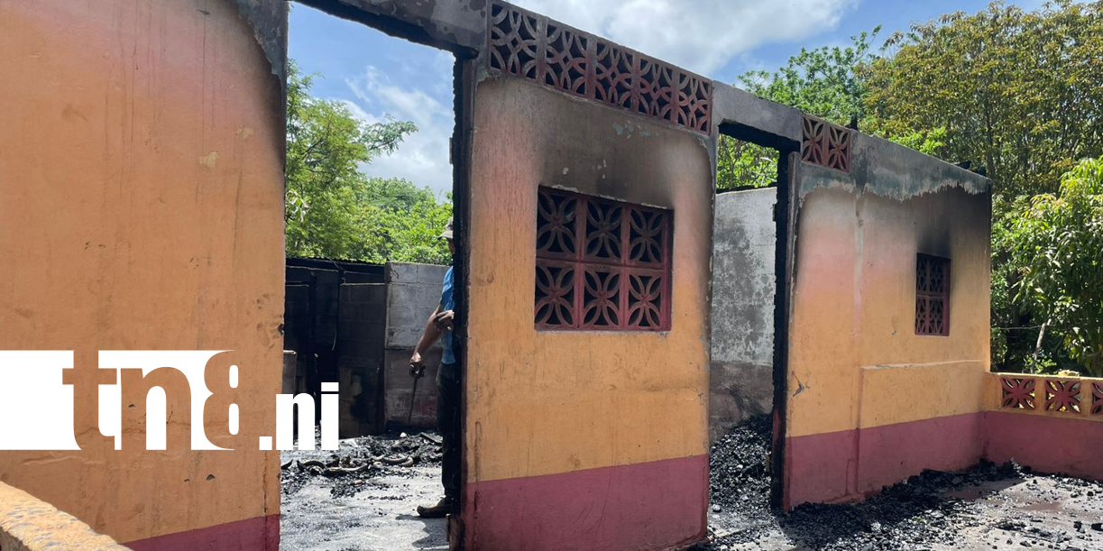 Foto: Voraz incendio deja sin hogar a una abuela en Nindirí /TN8