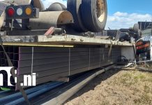 Foto: Susto en carretera a León: camión termina volcado /TN8