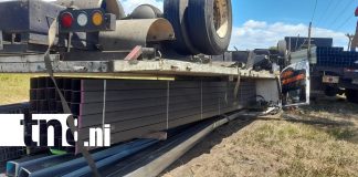 Foto: Susto en carretera a León: camión termina volcado /TN8