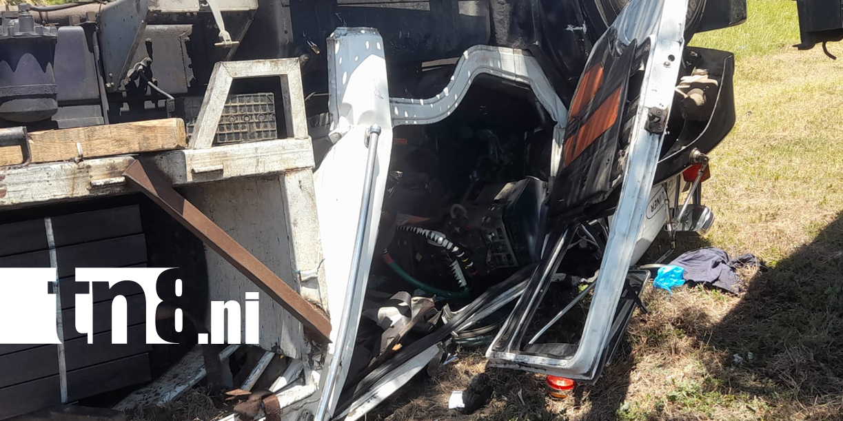Foto: Susto en carretera a León: camión termina volcado /TN8