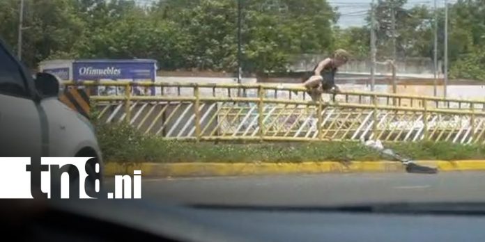 Foto: Mujer quería lanzarse desde puente a desnivel de la Rotonda Centroamérica, en Managua / TN8 Foto: Mujer quería lanzarse desde puente a desnivel de la Rotonda Centroamérica, en Managua / TN8