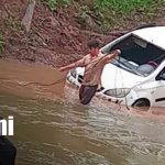 Taxista desafía río crecido y termina arrastrado por la corriente en Siuna Foto: Taxista arrastrada por corrientes en Siuna / TN8