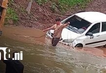 Taxista desafía río crecido y termina arrastrado por la corriente en Siuna Foto: Taxista arrastrada por corrientes en Siuna / TN8