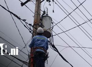 Foto: Restablecimiento de energía eléctrica en un barrio de Managua tras reporte en Crónica TN8 / TN8