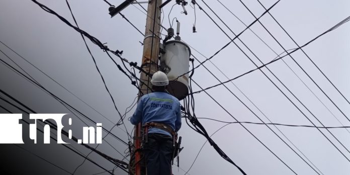 Foto: Restablecimiento de energía eléctrica en un barrio de Managua tras reporte en Crónica TN8 / TN8 Foto: Restablecimiento de energía eléctrica en un barrio de Managua tras reporte en Crónica TN8 / TN8