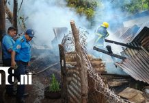Fuego arrasa con una casa en «Los Altos» de Batahola Sur, en Managua Foto: Incendio en vivienda de Batahola Sur, Managua / TN8