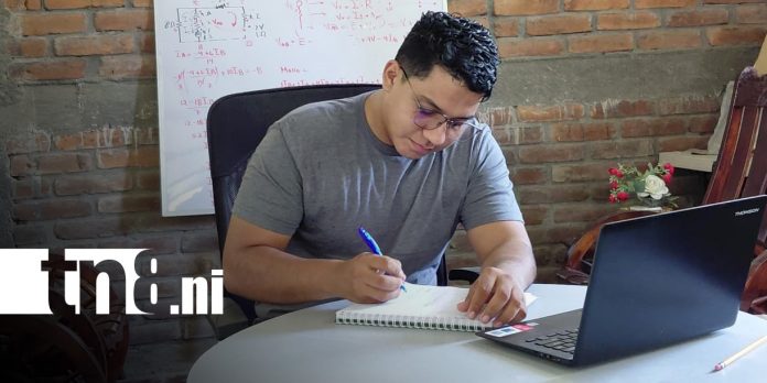 Foto: Wilber Matamoros, hijo de la Revolución, quien emplea sus conocimientos por la cobertura energética en Nicaragua / TN8