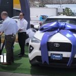 Esteliana gana un Toyota Yaris Cross en promoción nacional de Gasolinera UNO Foto: Mujer de Estelí gana un Toyota Yaris Cross con Gasolinera UNO / TN8