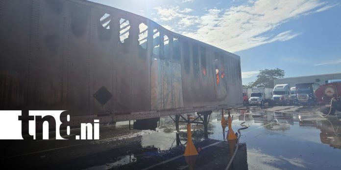 Foto: Incendio de container en una bodega de Mateare / TN8 Foto: Incendio de container en una bodega de Mateare / TN8